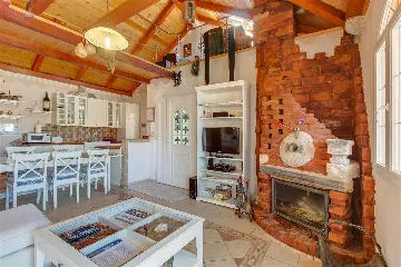 Apartment in Mali Lošinj for 8 Guests (Pet-friendly)