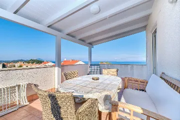 2-Bedroom Sea View Apartment in Mali Lošinj