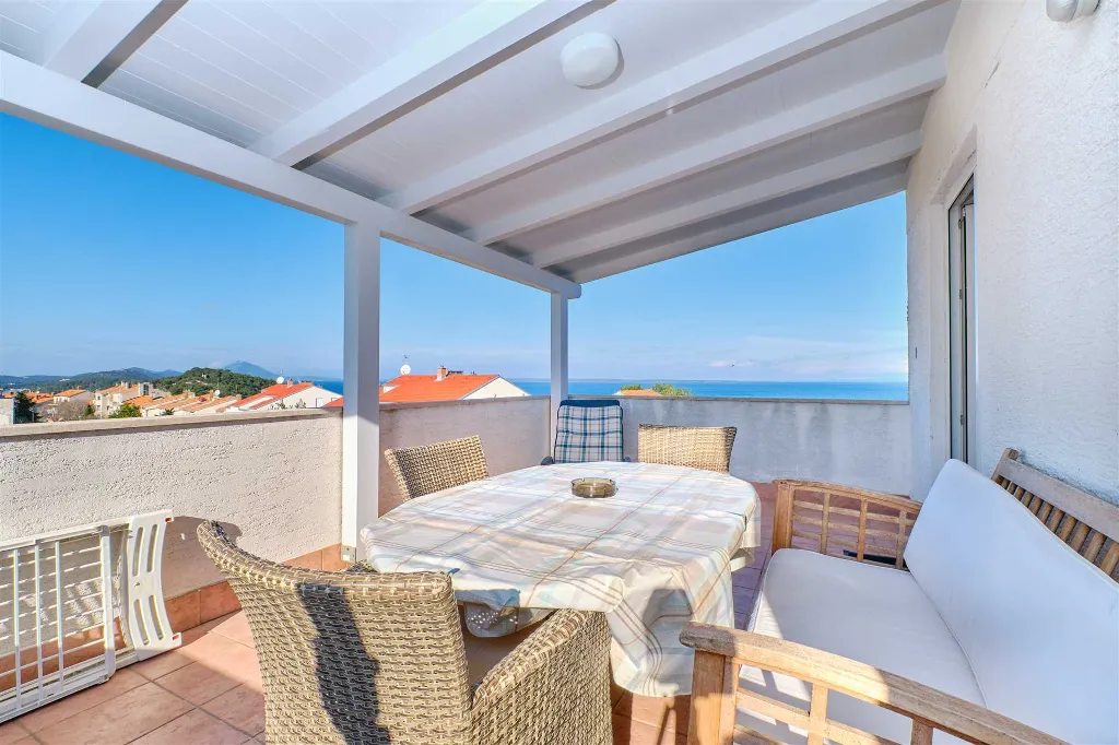 2-Bedroom Sea View Apartment in Mali Lošinj