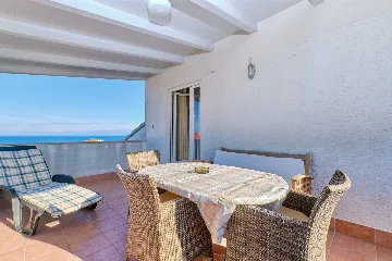 2-Bedroom Sea View Apartment in Mali Lošinj