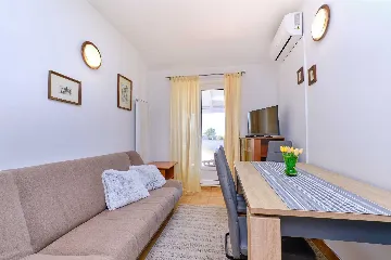 2-Bedroom Sea View Apartment in Mali Lošinj