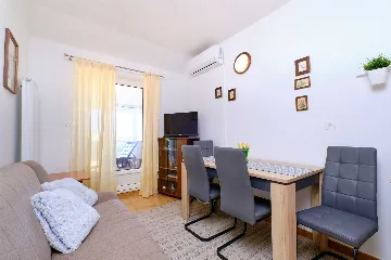 2-Bedroom Sea View Apartment in Mali Lošinj