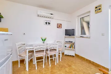 1-Bedroom Apartment in Mali Lošinj for Up to 3