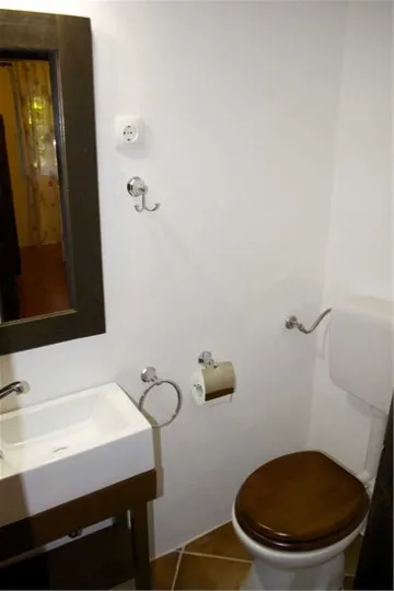 Veli Lošinj 2-Bedroom Apartment for 4 Guests