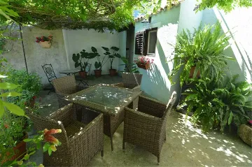 Veli Lošinj 2-Bedroom Apartment for 4 Guests