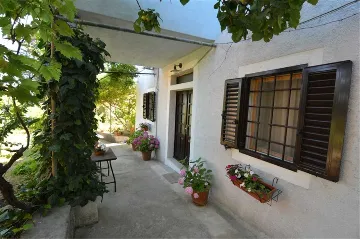 Veli Lošinj 2-Bedroom Apartment for 4 Guests