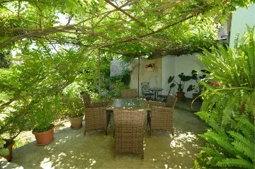 Veli Lošinj 2-Bedroom Apartment for 4 Guests