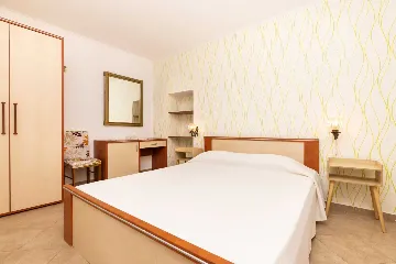 2-Bedroom Apartment in Mali Lošinj for 4 Guests