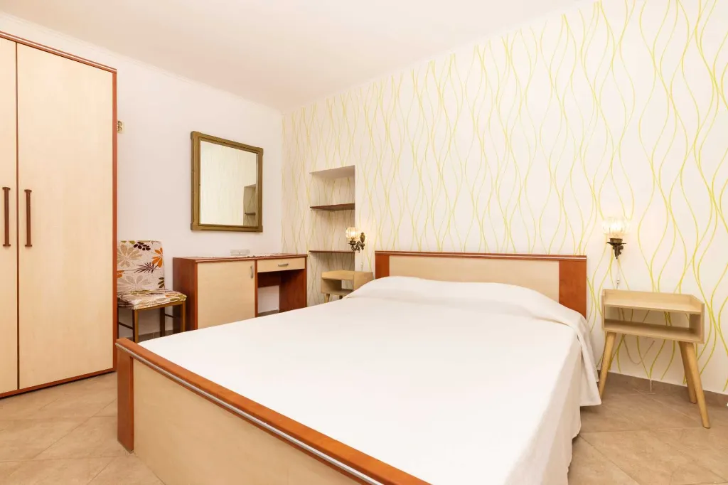 2-Bedroom Apartment in Mali Lošinj for 4 Guests