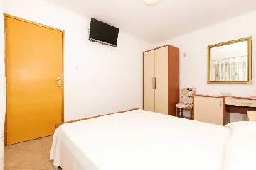 2-Bedroom Apartment in Mali Lošinj for 4 Guests