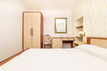 2-Bedroom Apartment in Mali Lošinj for 4 Guests