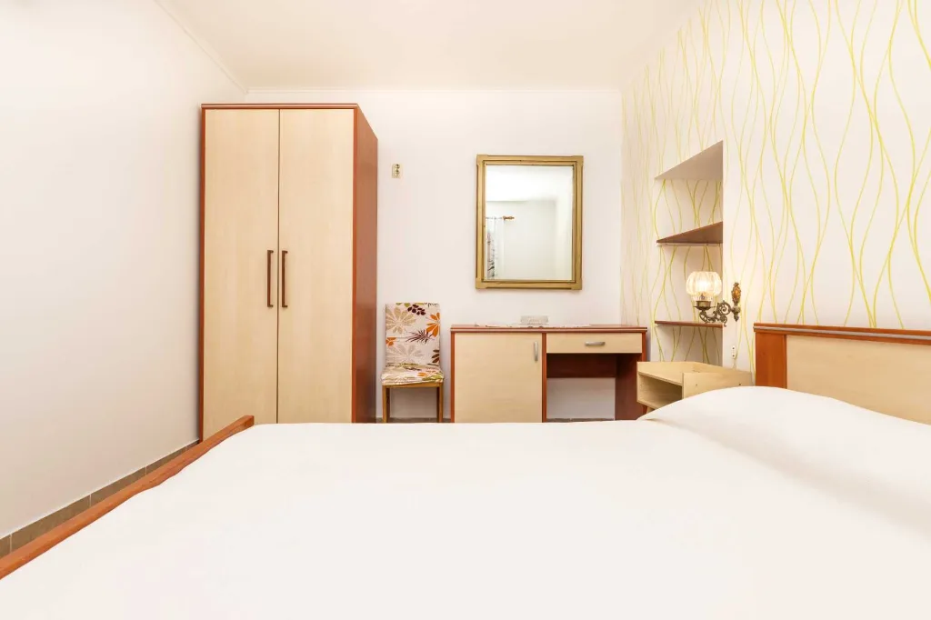 2-Bedroom Apartment in Mali Lošinj for 4 Guests