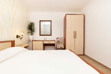 2-Bedroom Apartment in Mali Lošinj for 4 Guests