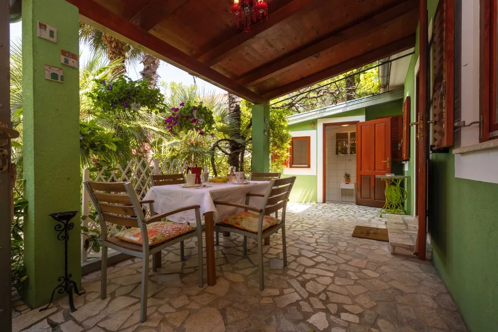 2-Bedroom Apartment in Mali Lošinj for 4 Guests