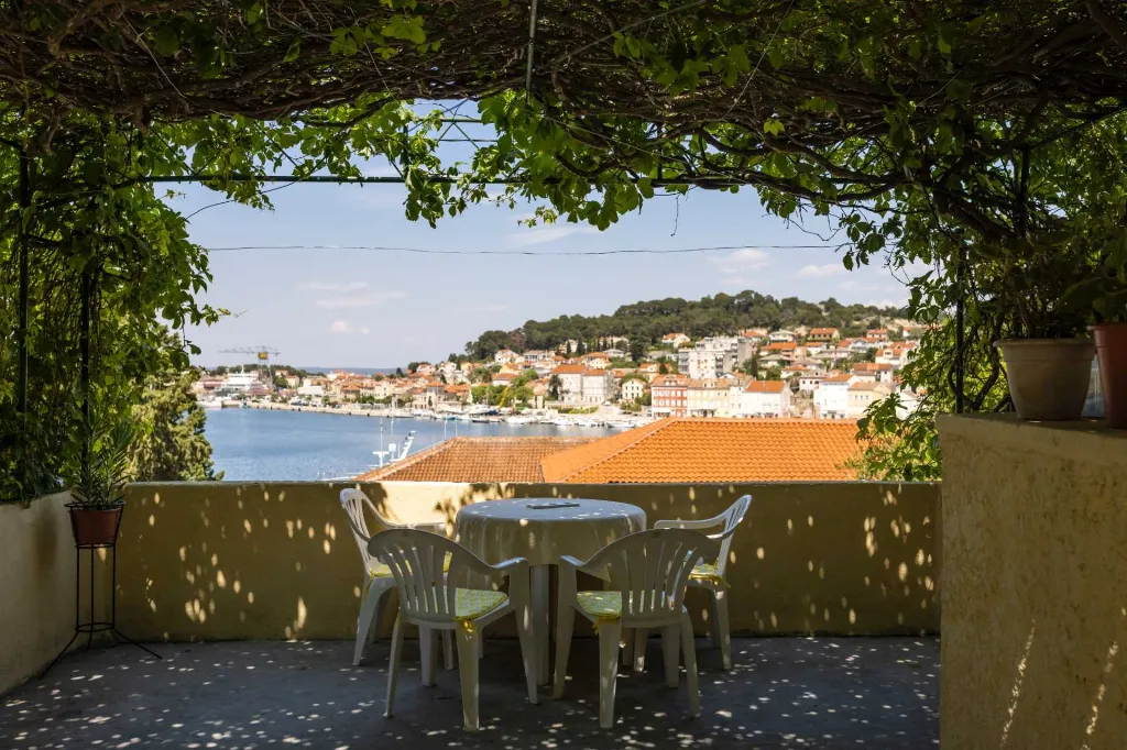 2-Bedroom Apartment in Mali Lošinj for 4 Guests