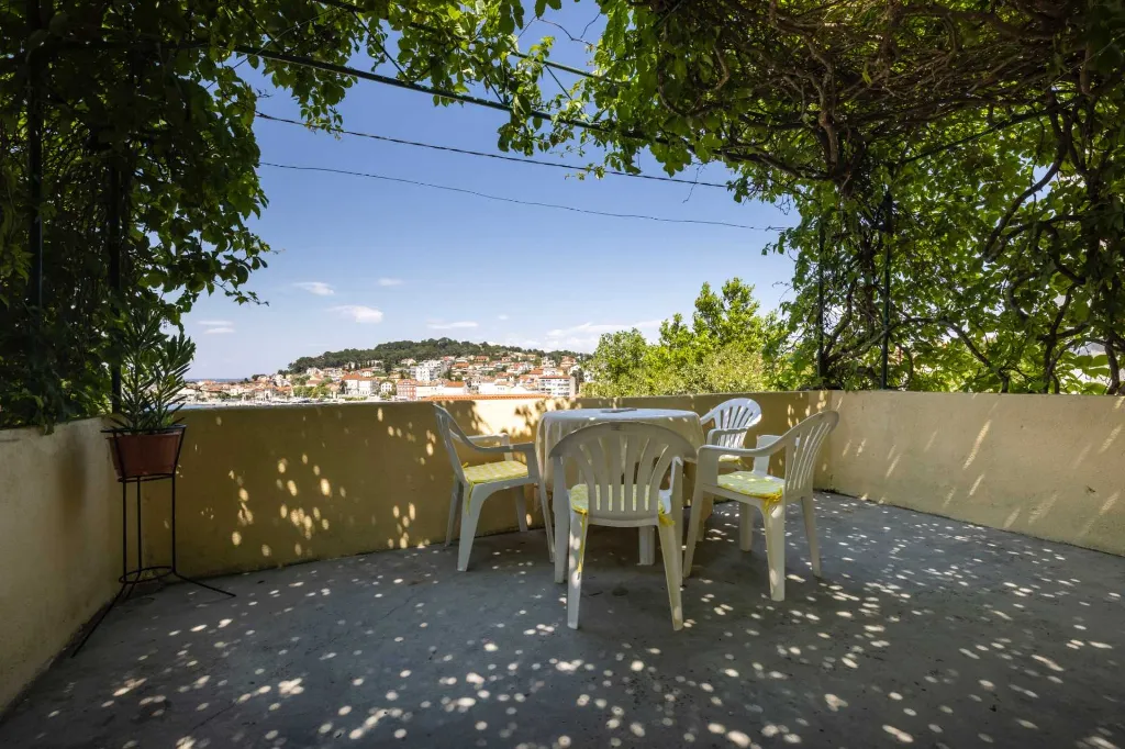 2-Bedroom Apartment in Mali Lošinj for 4 Guests