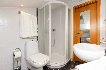 Artatore 2-Bedroom Apartment for 4 Guests