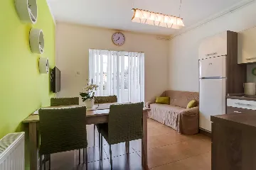 Veli Lošinj 2-Bedroom Apartment for 4 with Pet