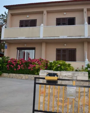 Veli Lošinj 2-Bedroom Apartment for 4 with Pet
