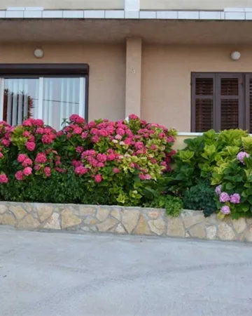 Veli Lošinj 2-Bedroom Apartment for 4 with Pet