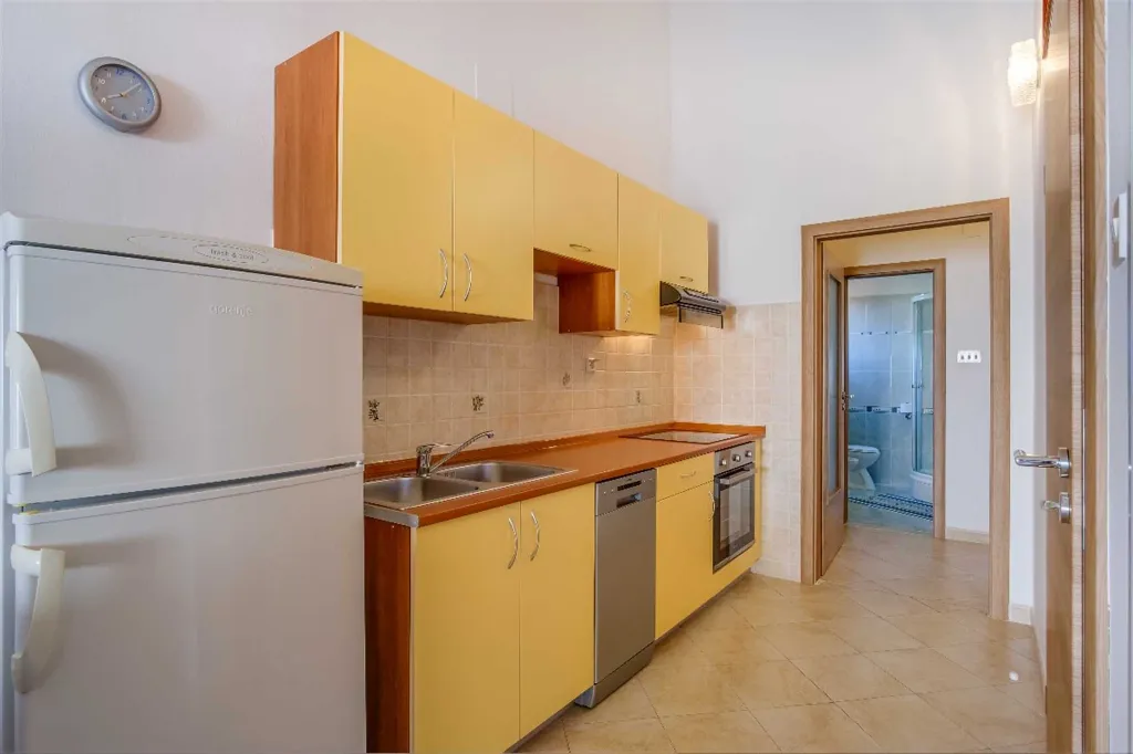 2-Bedroom Apartment in Mali Lošinj for up to 5