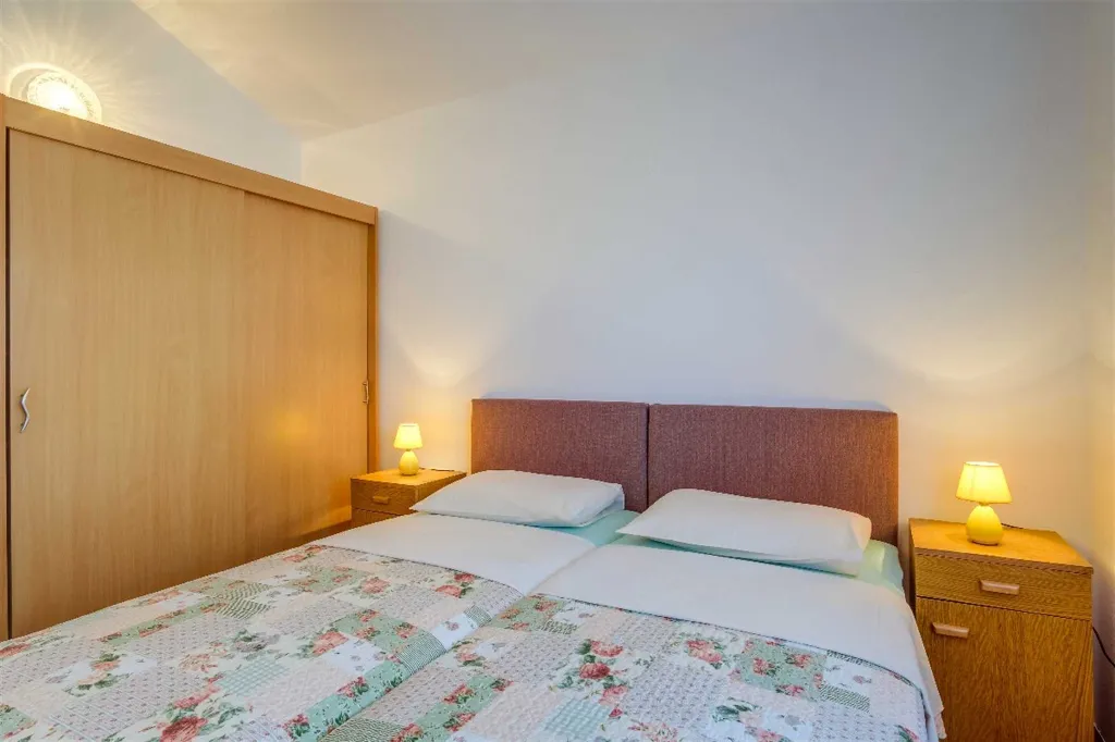 2-Bedroom Apartment in Mali Lošinj for up to 5