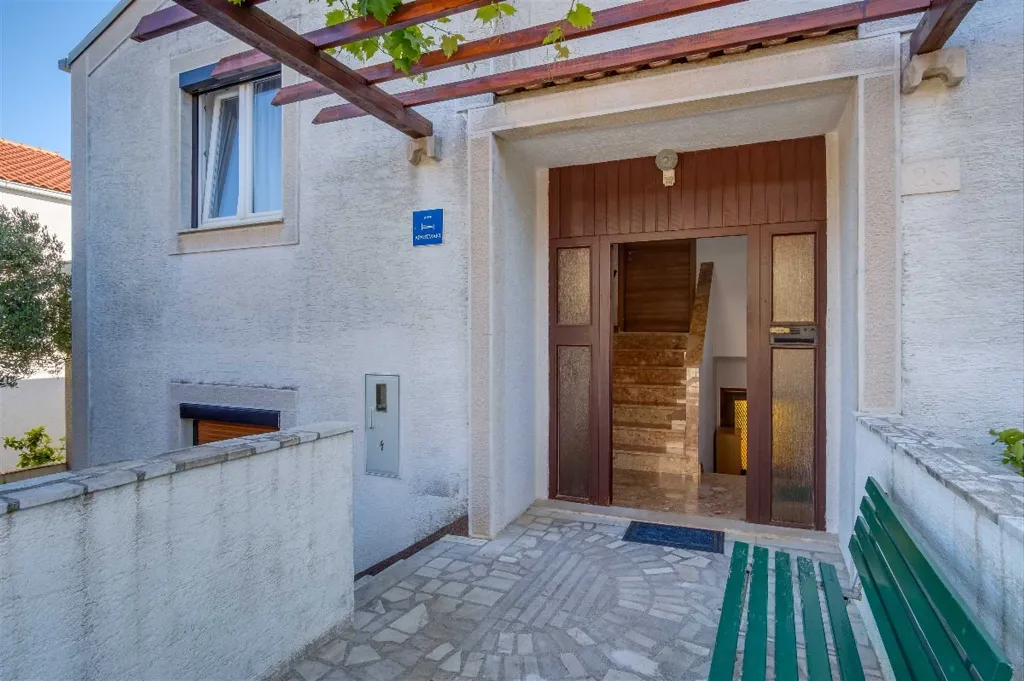 2-Bedroom Apartment in Mali Lošinj for up to 5