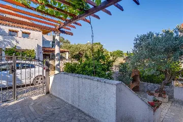 2-Bedroom Apartment in Mali Lošinj for up to 5