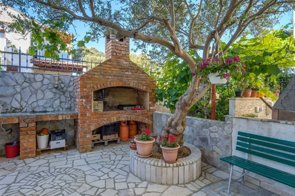 2-Bedroom Apartment in Mali Lošinj for up to 5