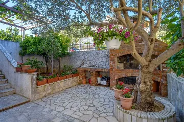 2-Bedroom Apartment in Mali Lošinj for up to 5