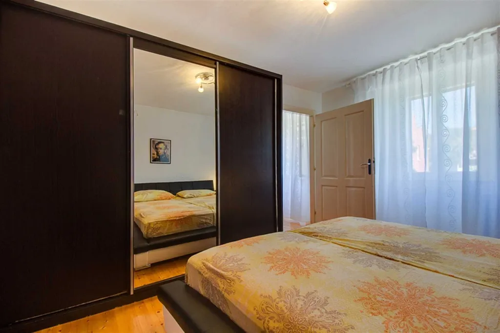 Pet-Friendly 2-Bedroom Apartment with Parking, Mali Lošinj