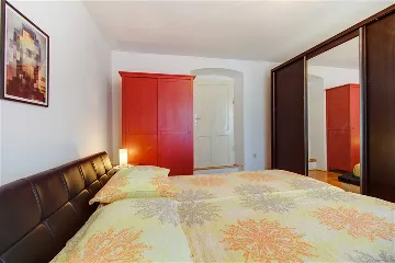 Pet-Friendly 2-Bedroom Apartment with Parking, Mali Lošinj