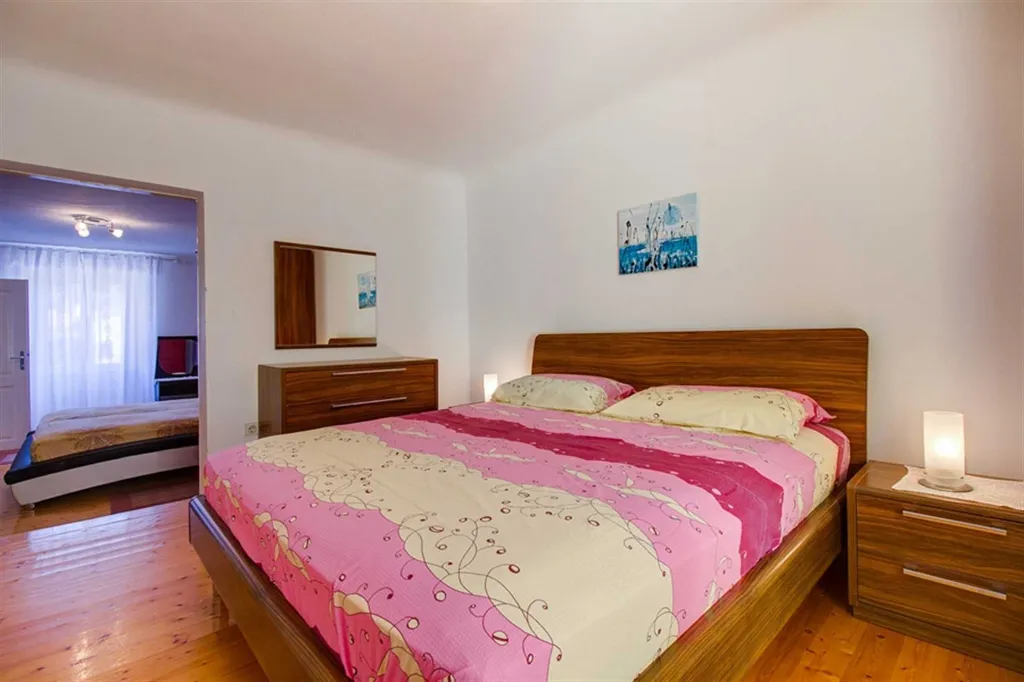 Pet-Friendly 2-Bedroom Apartment with Parking, Mali Lošinj