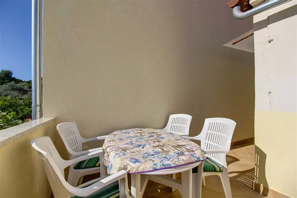 Pet-Friendly 2-Bedroom Apartment with Parking, Mali Lošinj