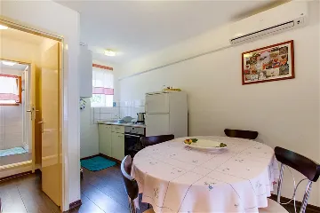 Pet-Friendly 2-Bedroom Apartment with Parking, Mali Lošinj