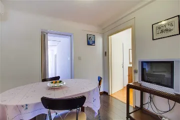 Pet-Friendly 2-Bedroom Apartment with Parking, Mali Lošinj