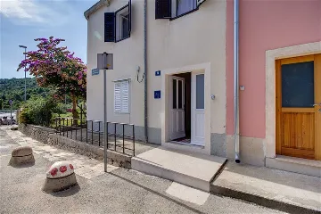 Pet-Friendly 2-Bedroom Apartment with Parking, Mali Lošinj