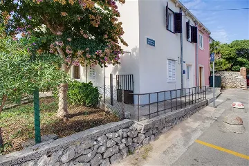 Pet-Friendly 2-Bedroom Apartment with Parking, Mali Lošinj