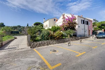 Pet-Friendly 2-Bedroom Apartment with Parking, Mali Lošinj