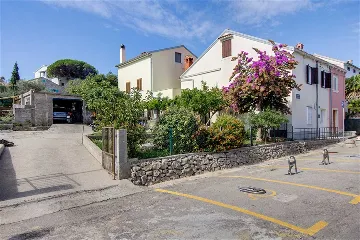 Pet-Friendly 2-Bedroom Apartment with Parking, Mali Lošinj