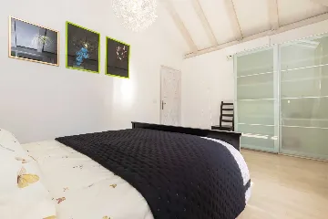 2-Bedroom Guest House for 4 in Veli Lošinj