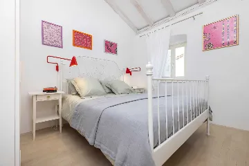 2-Bedroom Guest House for 4 in Veli Lošinj