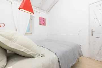 2-Bedroom Guest House for 4 in Veli Lošinj