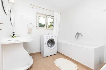 2-Bedroom Guest House for 4 in Veli Lošinj