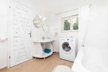 2-Bedroom Guest House for 4 in Veli Lošinj