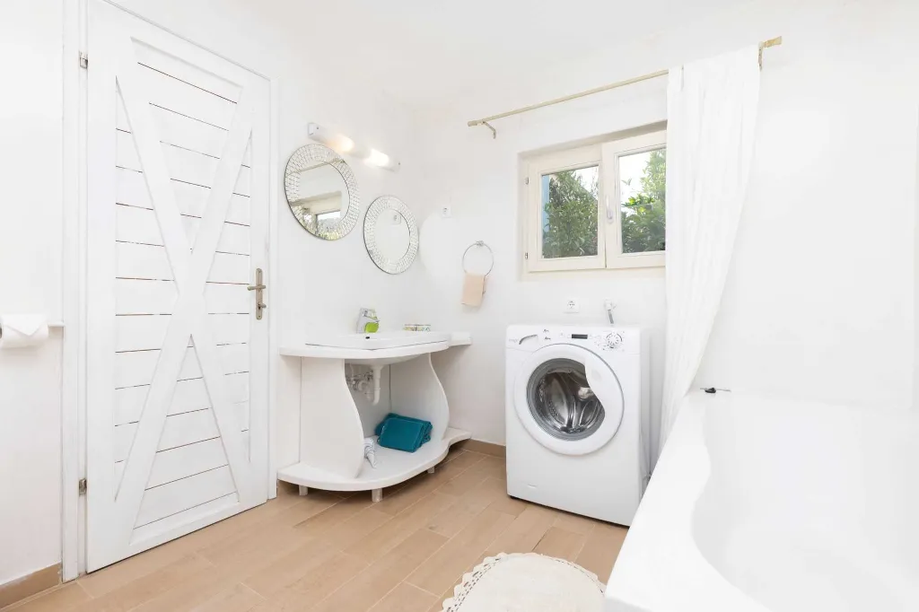 2-Bedroom Guest House for 4 in Veli Lošinj