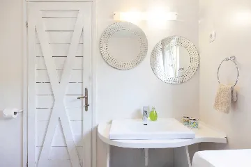 2-Bedroom Guest House for 4 in Veli Lošinj