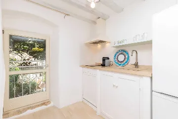 2-Bedroom Guest House for 4 in Veli Lošinj