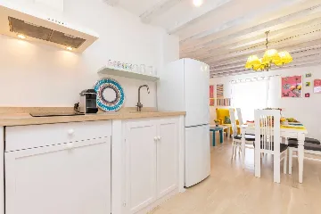 2-Bedroom Guest House for 4 in Veli Lošinj