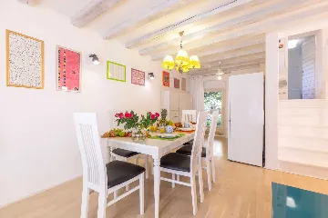 2-Bedroom Guest House for 4 in Veli Lošinj